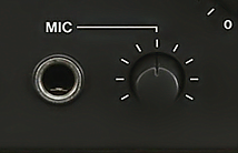 Mikrofoneingang mit Pegelregler auf der Gerätevorderseite des Doppel-Kassettendecks Tascam 202MKVII.