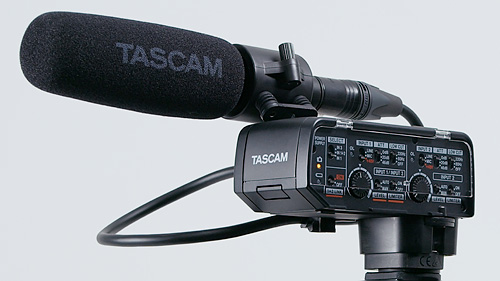 Tascam CA-XLR2d użyty z mikrofonem shotgun do nagrywania głosu