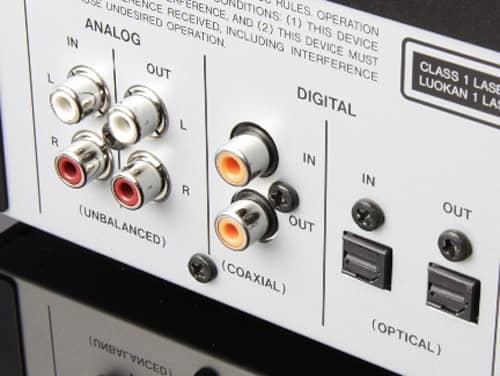 Tascam CD-RW900SX oferuje wejścia analogowe RCA, jak również cyfrowe – koncentryczne SPDIF i optyczne.