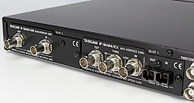 Dwa gniazda rozszerzeń dla interfejsów audio w rejestratorze wielościeżkowym Tascam DA-6400