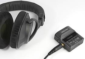 Tascam DR-10L | Headphones connector for monitoring and playback