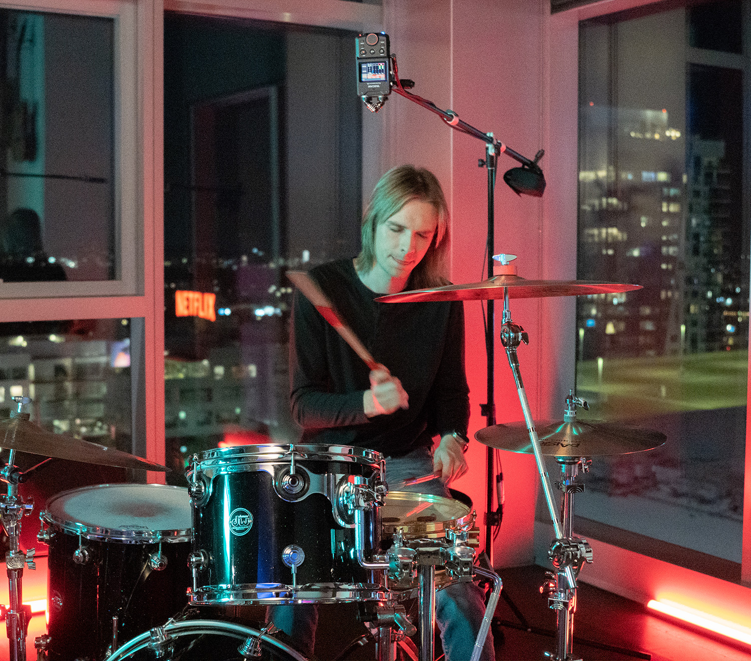 Ein Schlagzeuger, der seine Performance mit einem Tascam Portacapture X6 mit 32-Bit-Float-Auflösung aufnimmt