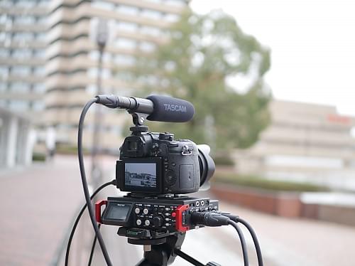 Tascam TM-200SG an einer Videokamera befestigt, die auf einem Feldrecorder DR-701D montiert ist