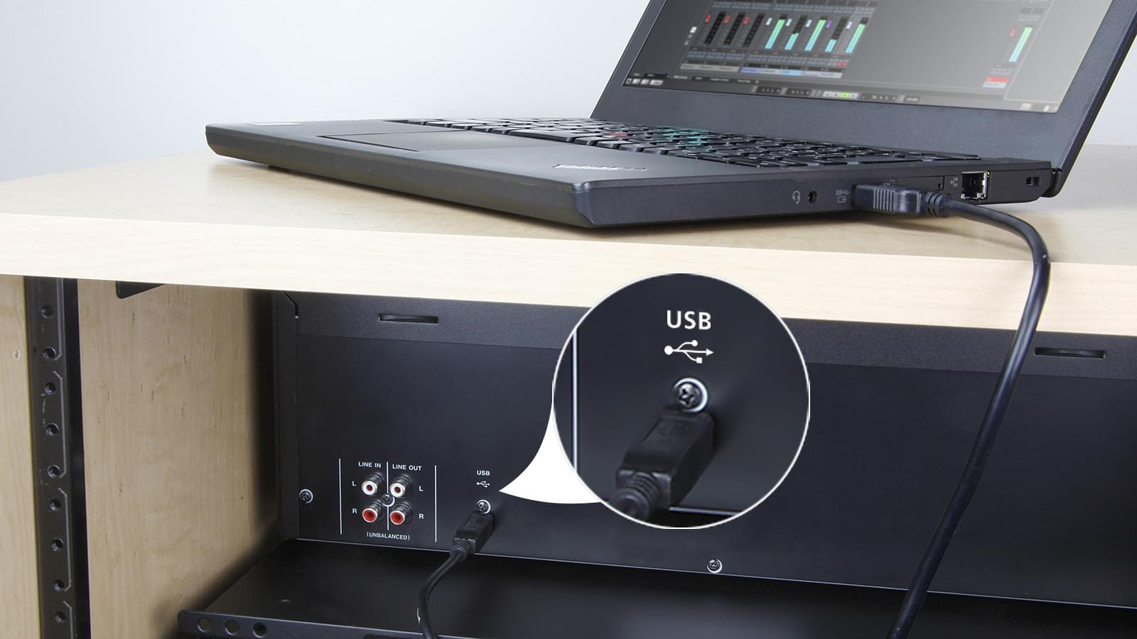 Port de sortie USB sur la platine double cassette Tascam 202MKVII
