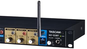 Der Tascam MZ-123BT verfügt über eine externe Bluetooth-Antenne