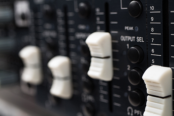 Die Front des Tascam MZ-223 ermöglicht die einfache, unmittelbare Kontrolle